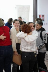 Alumnado y profesoras abrazados celebrando la intervención del equipo.